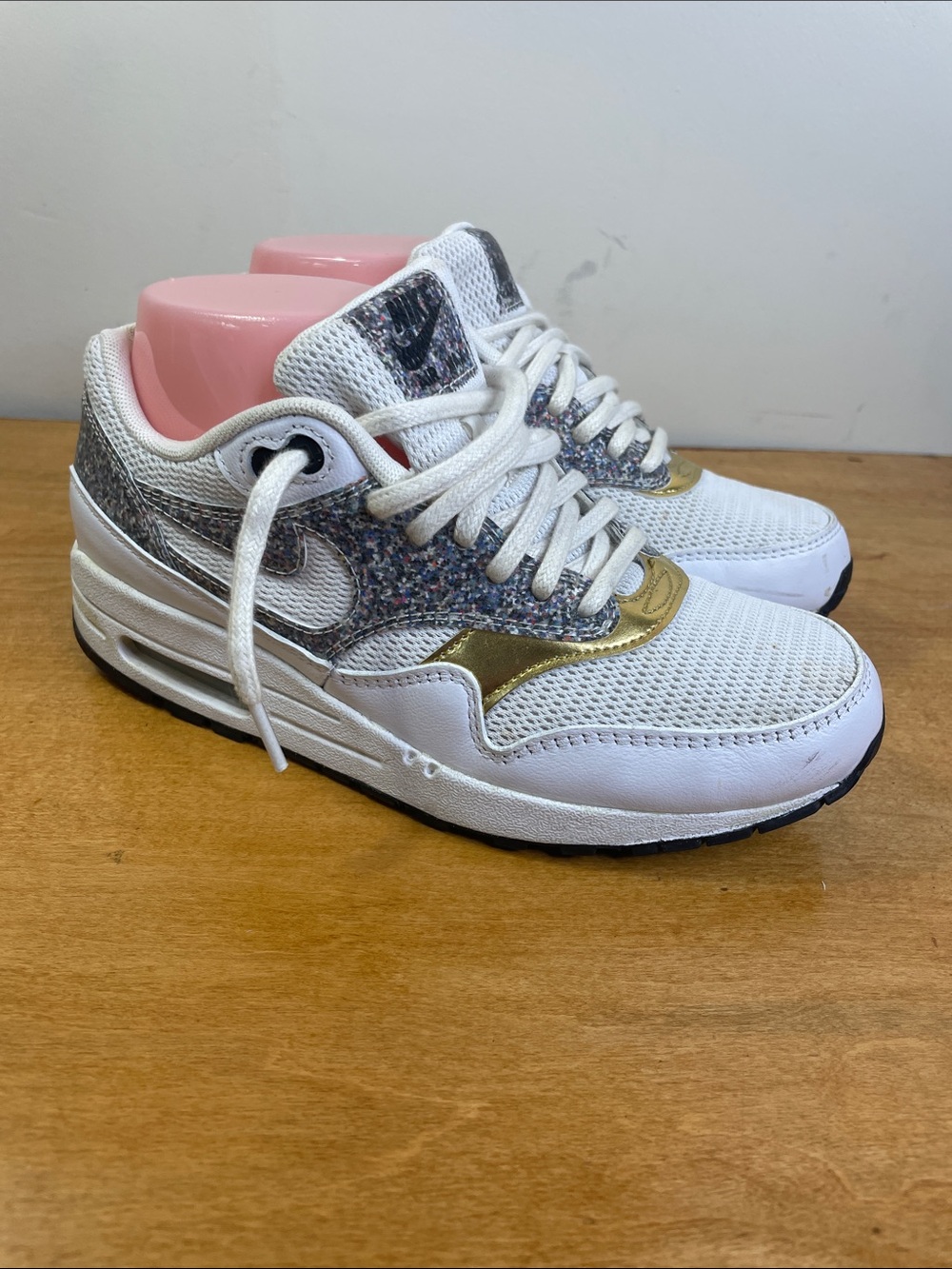 Nike Women’s Air Max White Multi-Color Athletic Sneakers w/Gold Accents. Size 6